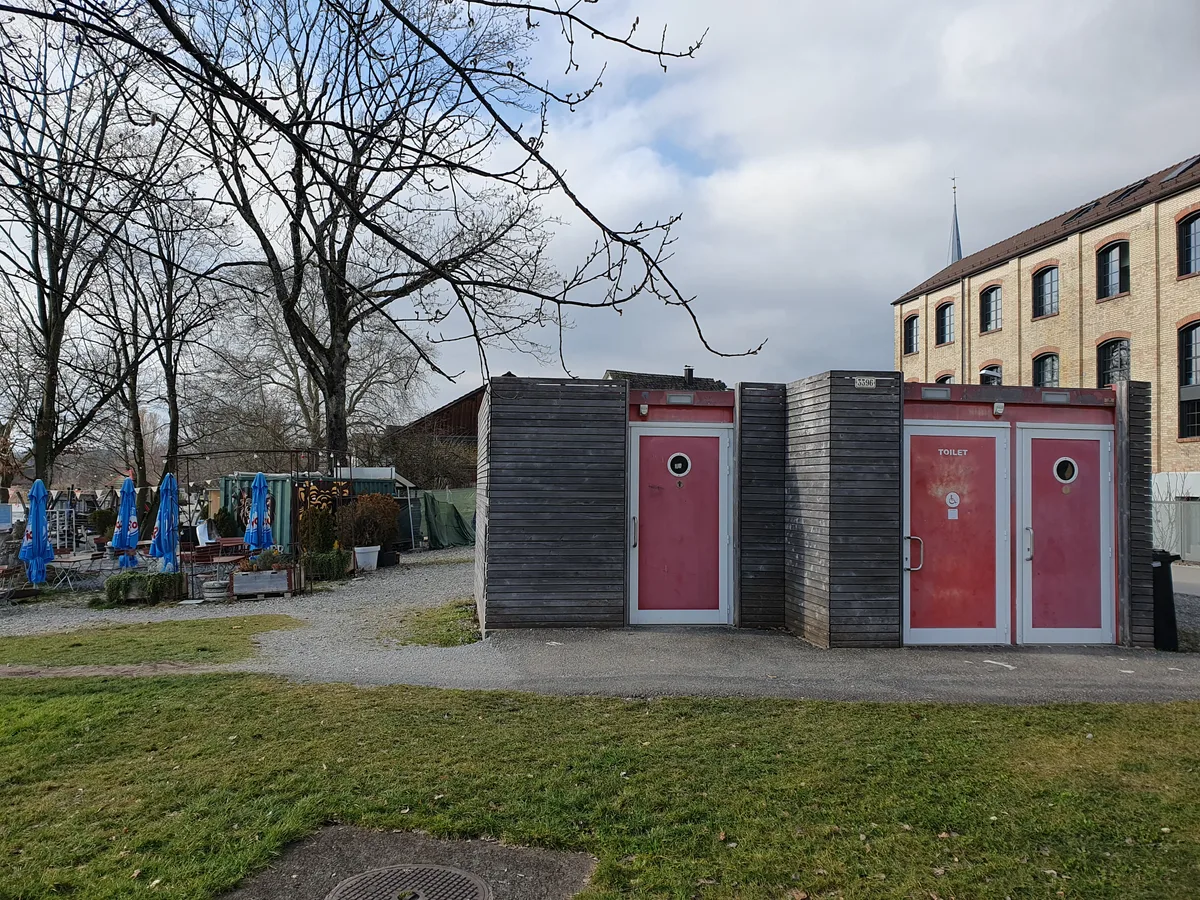Blick auf den grünen Brüllbier-Container und die öffentliche WC-Anlage am Seequai Pfäffikon